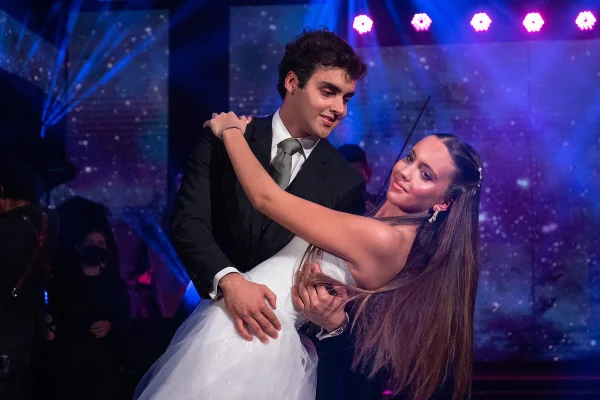 Cléo Baldy celebra 15 anos em festa com shows de Zé Felipe e Latino