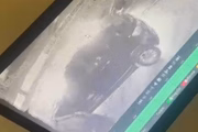 Momento em que os invasores colocam fogo em um dos carros Momento em que os invasores colocam fogo em um dos carros
