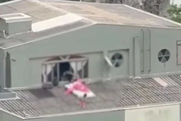 Vídeo: crianças brincam em cima de telhado e cena vira caso de polícia