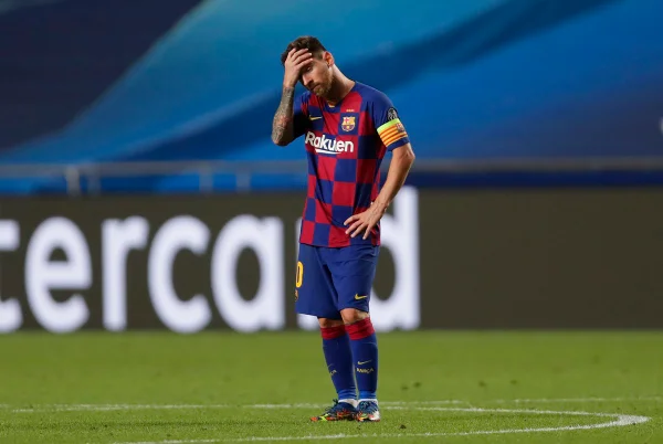 Messi com a mão na cabeça