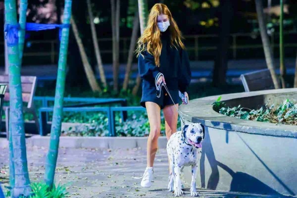 marina ruy barbosa e cachorro