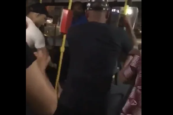 Homem agride companheira em ônibus e é espancado por populares no DF