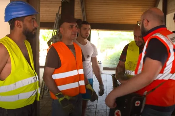 Sírios ajudam na reconstrução de casas após inundações na Alemanha