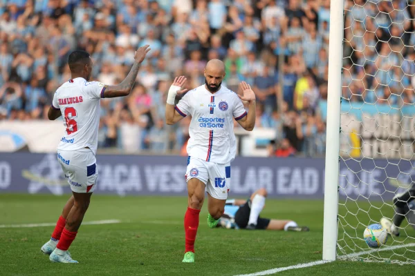 Foto colorida de Thaciano marcando gol contra o Grêmio - Metrópoles