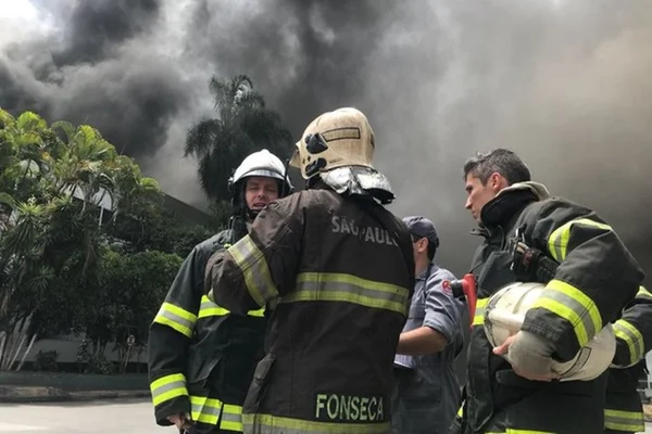 Bombeiros tentam conter fogo em galpão em Osasco
