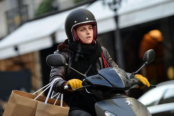 Crítica: “Personal Shopper” traz Kristen Stewart em busca de fantasmas