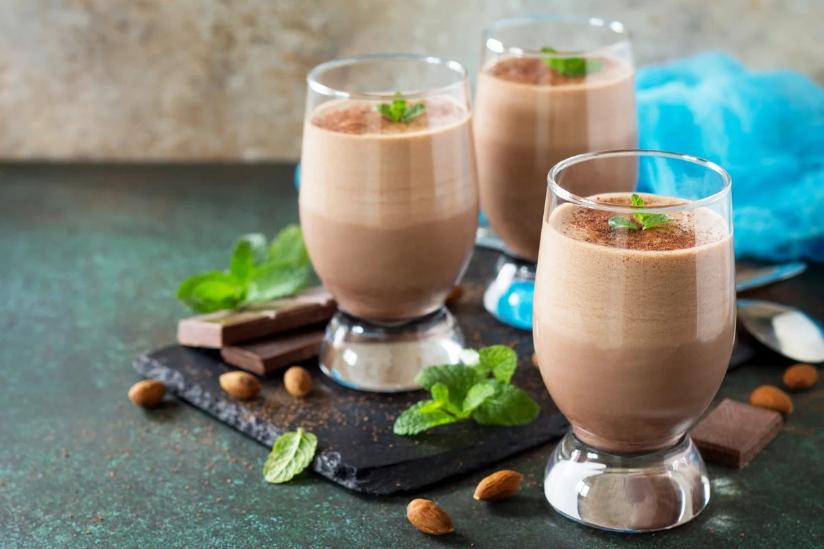 Mousse de chocolate amargo caseiro sobre fundo de pedra ou ardósia.