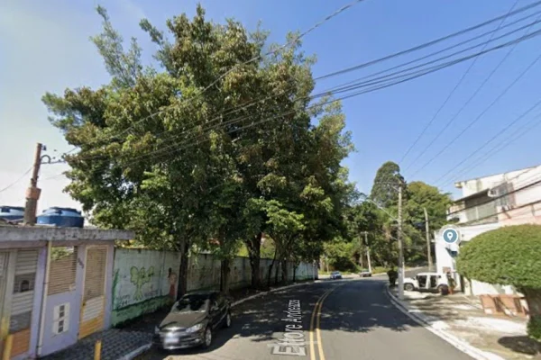 Mulher tem perna amputada após ser atropelada por van na zona leste