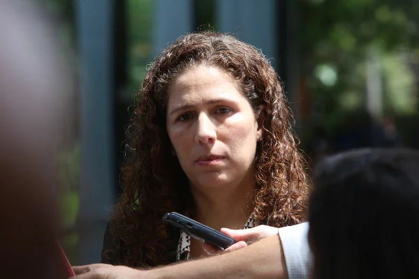 Ministra sobre negar reajuste a servidor: “Responsabilidade fiscal”