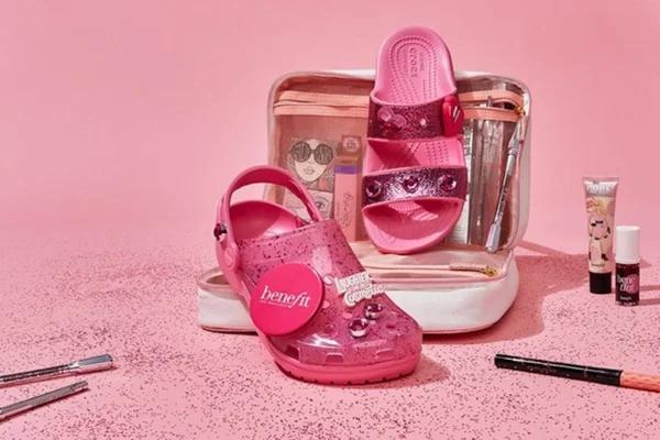 Sandálias da parceria da Crocs com a Benefit