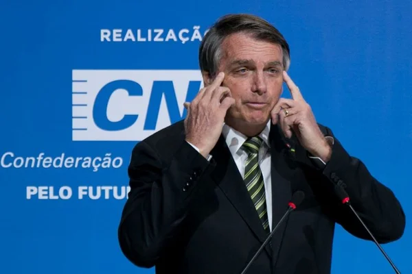 foto colorida de jair bolsonaro discursando