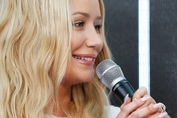 Tombo de Iggy Azalea em apresentação na Espanha cai na internet