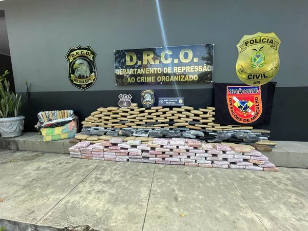 Carga de maconha encontrada em avião submerso no Rio Negro no Amazonas