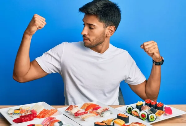 comendo comida japonesa - Metrópoles