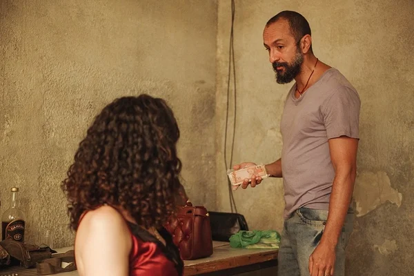 Penha (Clarissa Pinheiro) e Álvaro (Irandhir Santos) em Amor de Mãe