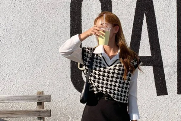 Influencer com colete