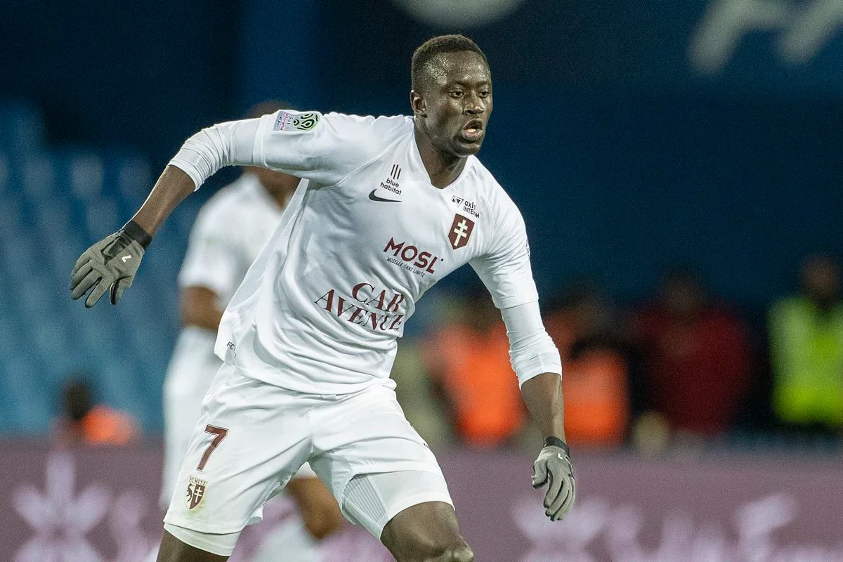 Ibrahimi Niané é um atacante senegalês de 21 anos. Ele começou sua carreira no Génération Foot de Senegal e foi para França em 2017/18 para defender o Metz, clube que joga desde então Ibrahimi Niané é um atacante senegalês de 21 anos. Ele começou sua carreira no Génération Foot de Senegal e foi para França em 2017/18 para defender o Metz, clube que joga desde então
