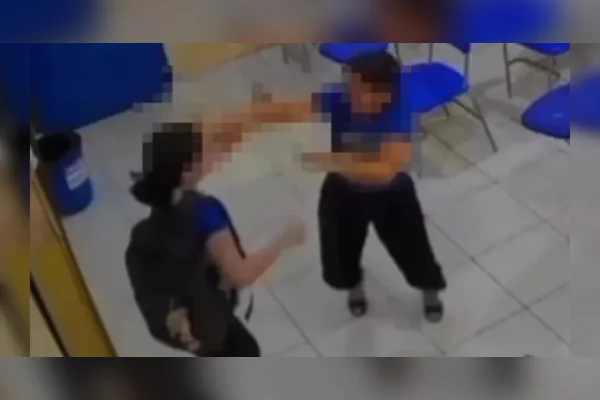 Ataque em escola: aluna parte para cima de professora e a golpeia com faca
