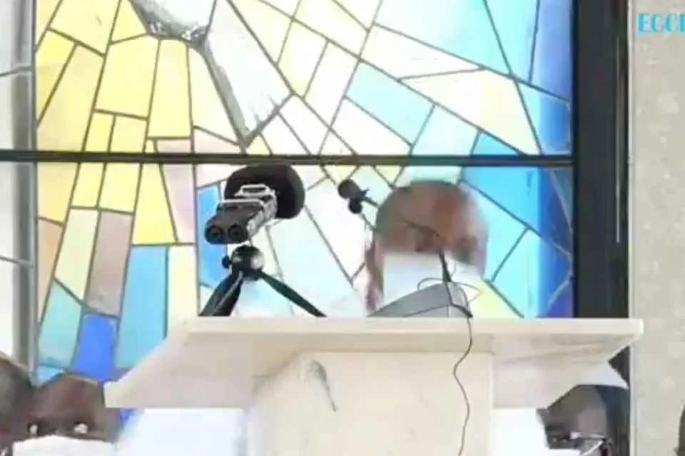 Vídeo. Padre passa mal durante missa e morre diante de fiéis - imagem 3 Vídeo. Padre passa mal durante missa e morre diante de fiéis - imagem 3