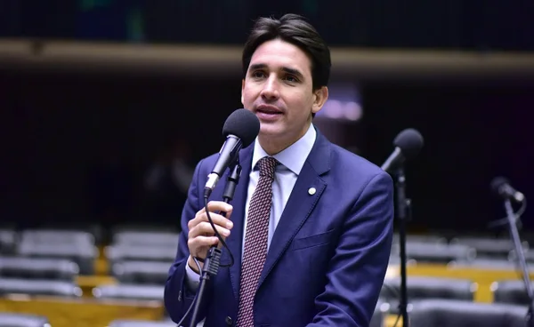 Silvio Costa Filho, do Republicanos, discursa no plenário da Câmara dos Deputados