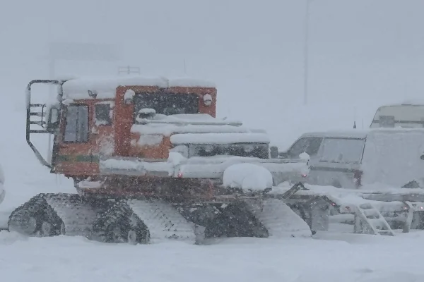 Buscas por desaparecidos continuam após avalanche