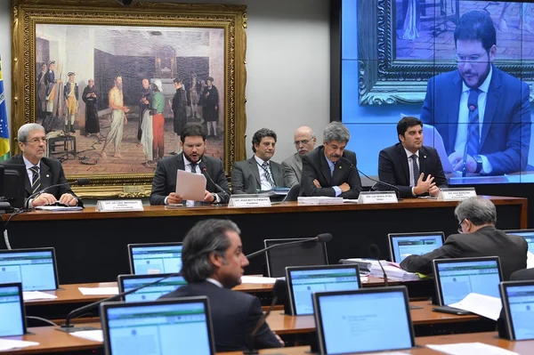 CPI da Petrobras aprova relatório que poupa políticos
