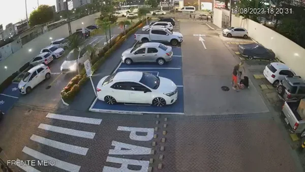 Imagem colorida registrada por cameras de segurança durante a briga em condomínio - Metrópoles