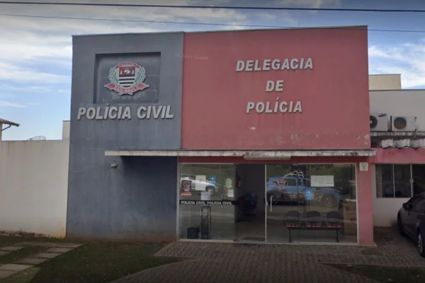 Imagem colorida mostra a fachada da delegacia de Lucélia, no interior de São Paulo; homem foi preso na cidade por estuprar a própria neta - Metrópoles