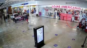 Em outra imagem, a mesma suspeita deixa o estabelecimento sem pagar pelo produto que carrega Em outra imagem, a mesma suspeita deixa o estabelecimento sem pagar pelo produto que carrega