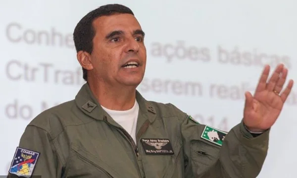 Comandante da Aeronáutica é atacado nas redes por bolsonaristas