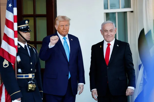 Foto colorida de Donald Trump e Benjamin Netanyahu