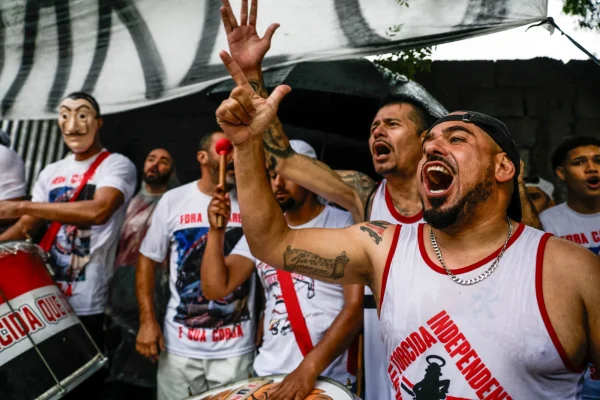 Protesto de torcedores do São Paulo em frente ao Morumbis contra Julio Casares