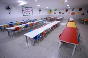 As crianças ficam no instituto por 10 horas. Ao longo do dia, recebem refeições com cardápio nutritivo As crianças ficam no instituto por 10 horas. Ao longo do dia, recebem refeições com cardápio nutritivo