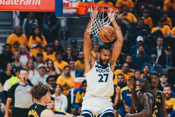 Imagem colorida da partida entre Timberwolves e Warriors - Metrópoles
