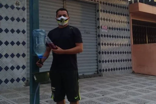 Professor instala lavatórios nas ruas para higienização durante pandemia