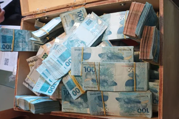 policial PCDF encontra "baú da fortuna" em ação contra empresários de Brasília