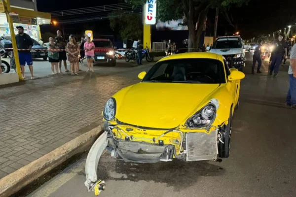 Imagem colorida de Porsche amarelo com a frente danificada - Metrópoles
