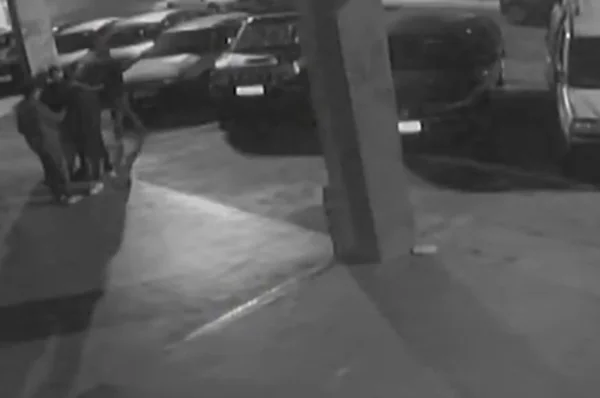 Print em preto e branco de vídeo mostra briga que acabou com jovem morto com facada no coração
