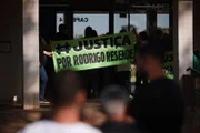 Indignados, familiares e amigos usavam blusas com o rosto de Rodrigo e carregavam cartazes pedindo por justiça