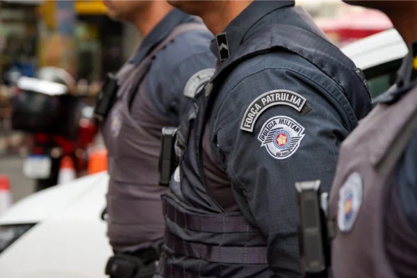 Imagem colorida mostra uniforme da Polícia Militar (PM) de São Paulo