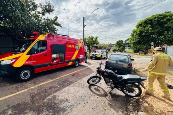 Foto colorida de ambulância que atendeu mulher grávida que foi atacada por cães de rua no Paraná e caiu de moto