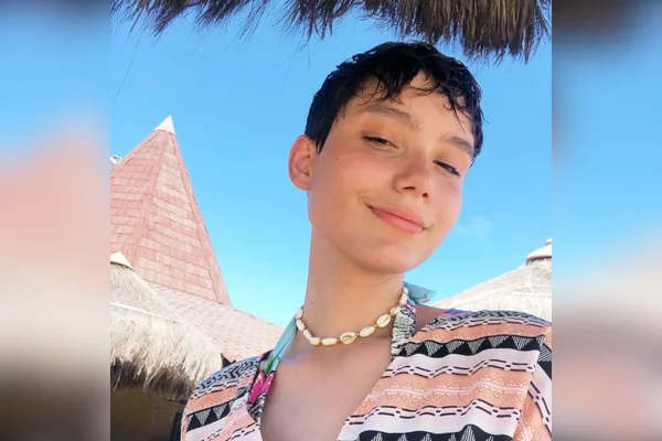 jovem sorrri céu azul