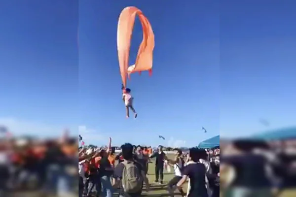 Criança presa a pipa na China