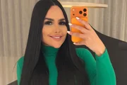 Perlla faz selfie no salão de beleza Perlla faz selfie no salão de beleza
