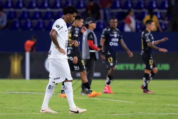 Gil é hostilizado por torcedores do Corinthians: “Você é vagabundo!”