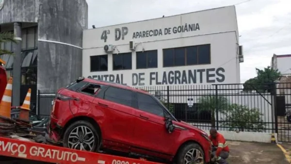 imagem colorida influencer atropela garota de programa e capota carro de luxo
