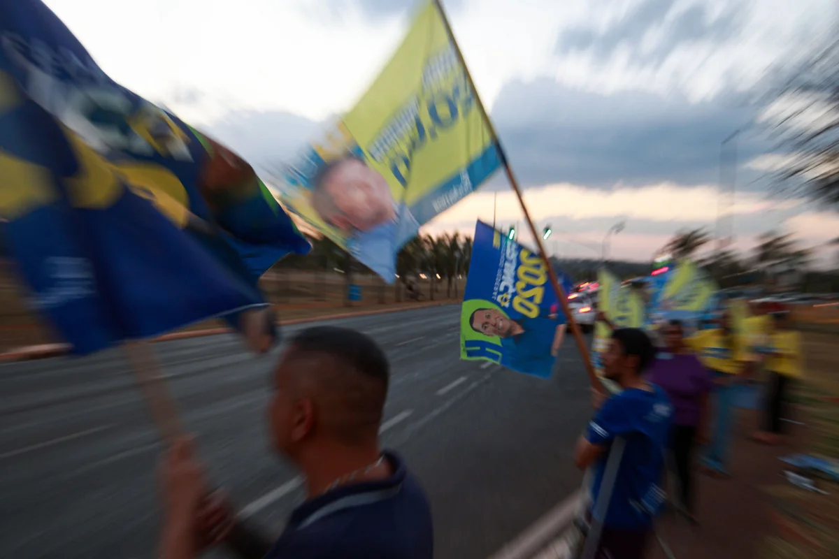 Profissão “bandeirinha”: centenas de pessoas fazem renda extra na eleição - imagem 8 Profissão “bandeirinha”: centenas de pessoas fazem renda extra na eleição - imagem 8