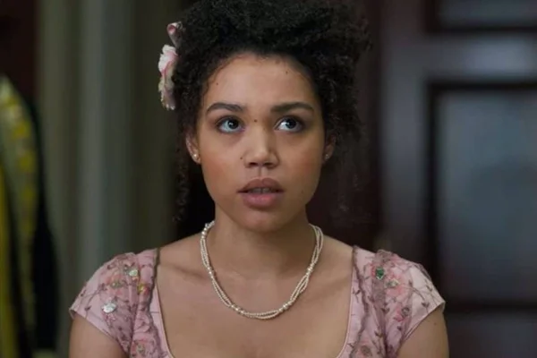Foto colorida de atriz de bridgerton