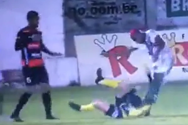 Vídeo: jogador que chutou cabeça de árbitro é demitido de clube do RS