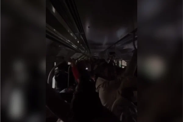 Imagem colorida de trem sem iluminação e lotado na Linha 12-Safira - Metrópoles